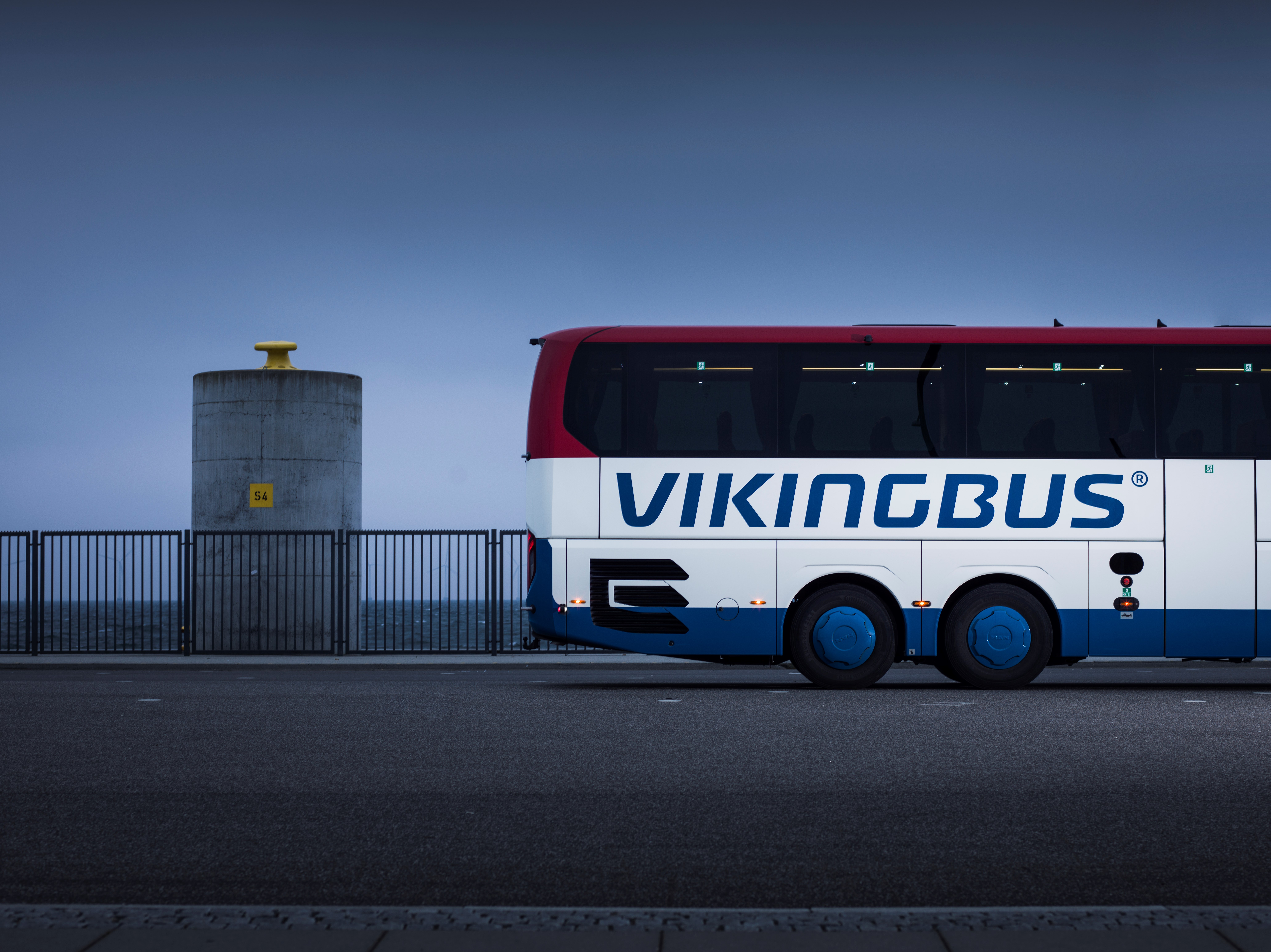 Bagenden af bus med grå himmel.jpg