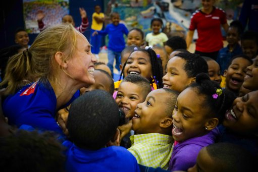 Verdensholdsgymnast Pernille Falkenberg i fuld gang med workshop på Stonewall Tell Elementary School i Atlanta.